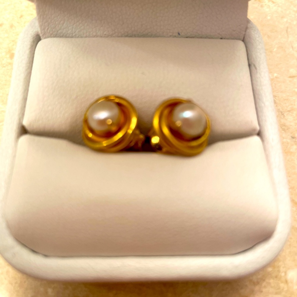 PEARLS SET IN 22K GOLD BEAUTIFUL EARRINGS FANCY AND ELEGANT
